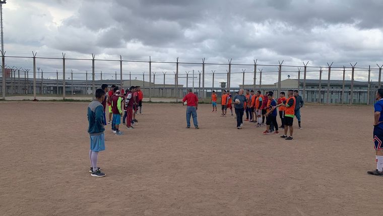 Los convictos en el penal durante las actividades de Caciques Foto: Gentileza Caciques