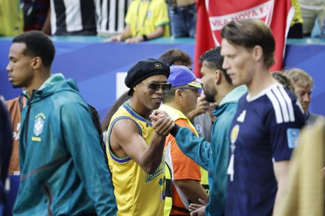 Ronaldinho saludó a todo el plantel de Brasil antes del duelo con Escocia. Ronaldinho saludó a todo el plantel de Brasil antes del duelo con Escocia.