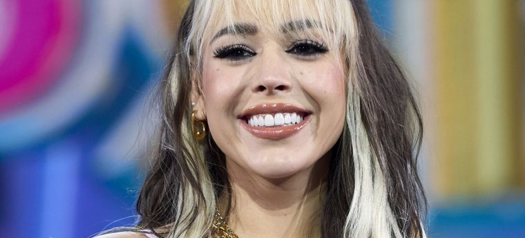 Danna Paola causó furor en las redes luego de compartir una serie de fotografías posando com un diminuto bikini rosado.