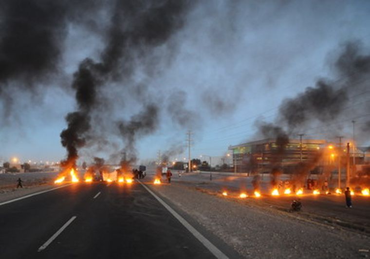 El piquete comenzó a las 18.30. Foto: Alf Ponce / MDZ