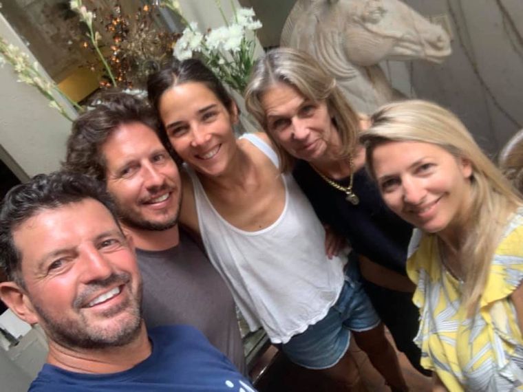 Juanita junto a su novio y amigos, en Mendoza.