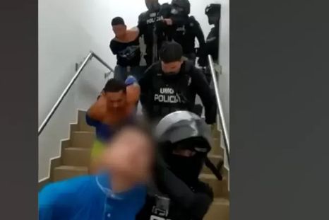 La detención de los miembros de la banda que tomó rehenes tras asaltar un hospital en Ecuador fue compartida en las redes sociales. Foto: POLICÍA ECUADOR