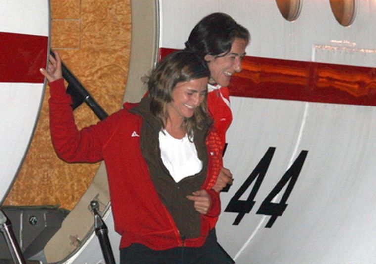 Momento en que las dos enfermeras llegan a Madrid. Foto: EFE