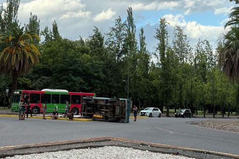 Aparatoso accidente en el Parque General San Martín: chocó con una rotonda y volcó