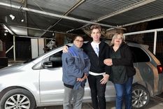 Gabriel Navarrete junto a sus padres, emocionados por el auto que les regaló su hijo Youtuber.