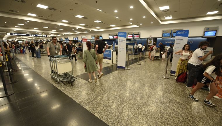 El movimiento aéreo de cabotaje durante 2024 no tuvo un buen año. Las suba de los costos internos alentó la salida de argentinos al exterior Foto: Juan Mateo Aberastain Zubimendi / MDZ.