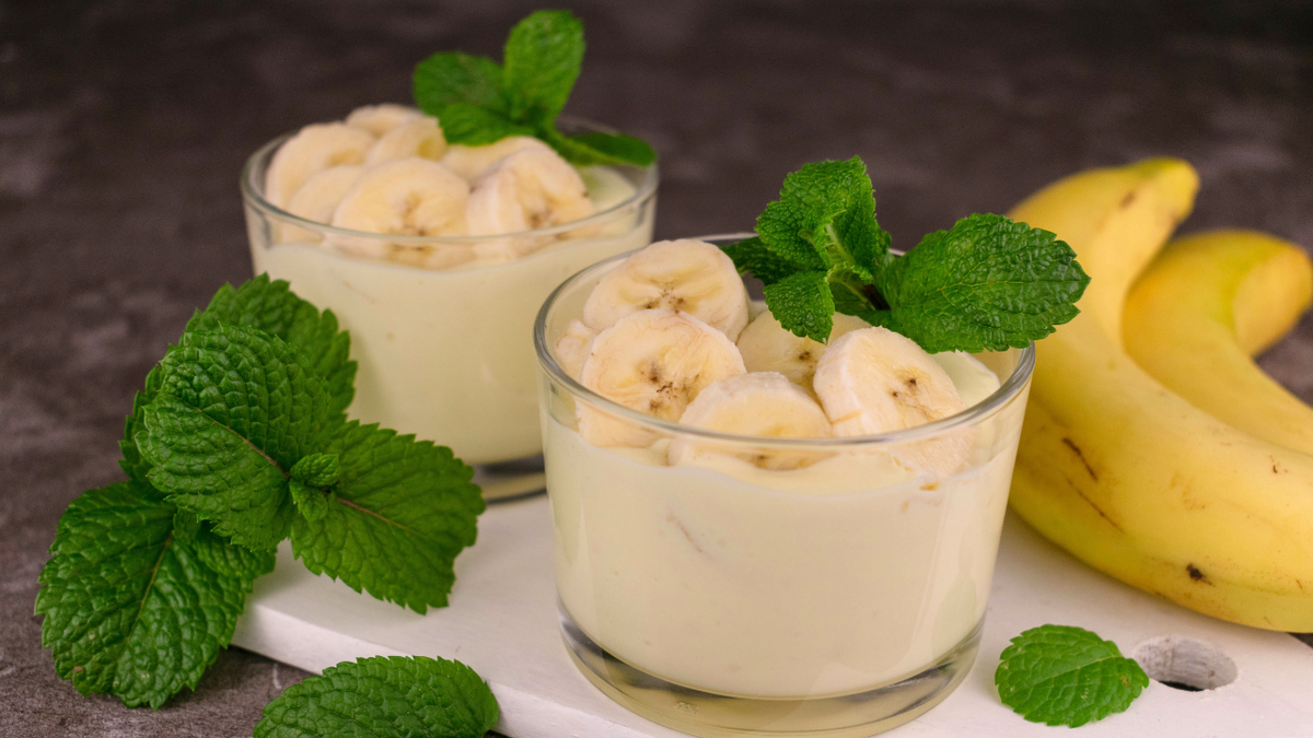 Sorprende con mousse de plátano: receta fácil de 4 porciones