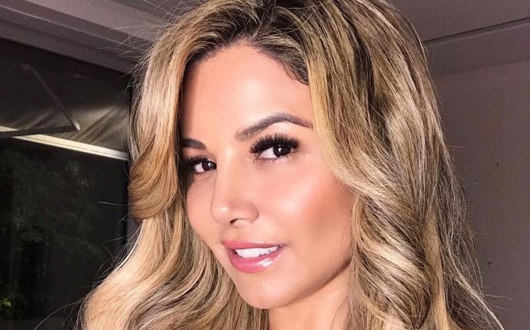 Aleida Núñez enamoró con un ajustado vestido estilo sirena.