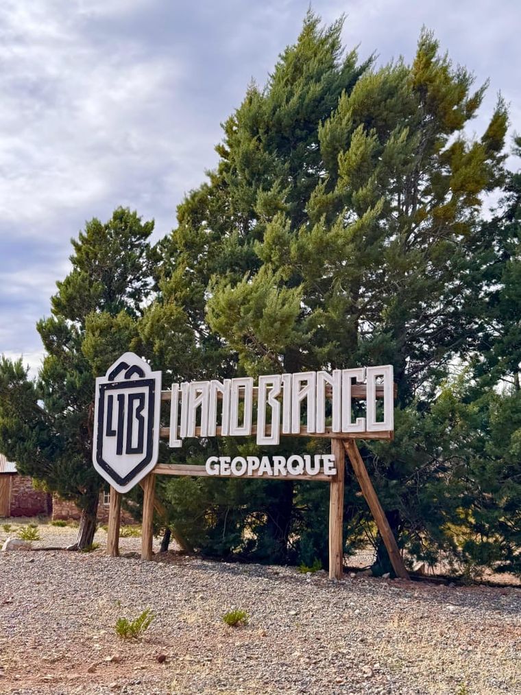 Geoparque Llano Blanco está ubicado a 75 kilómetros al sur de Malargüe. Geoparque Llano Blanco está ubicado a 75 kilómetros al sur de Malargüe.