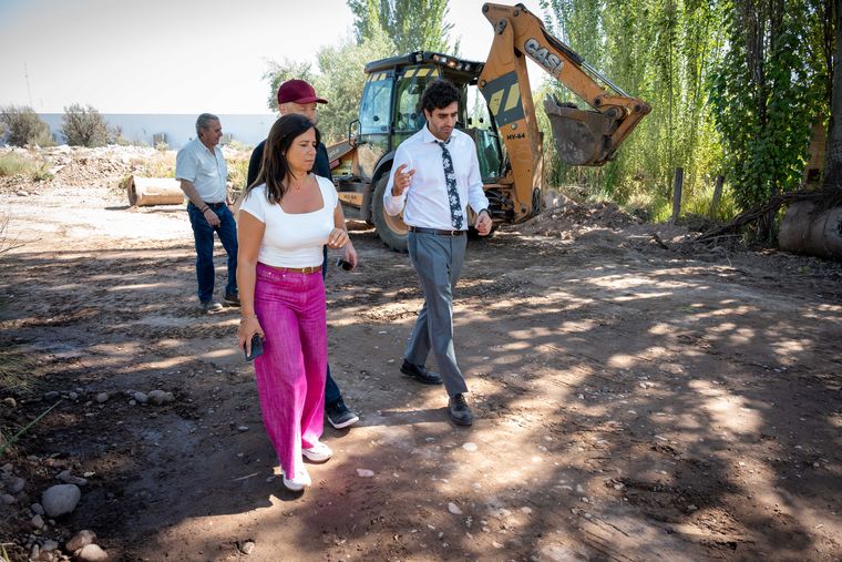 Obras en las colectoras del Acceso Sur en Luján de Cuyo. En la foto, Marité Baduí, Natalio Mema y Esteban Allasino.&nbsp;