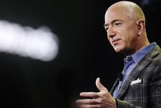 Jeff Bezos, dueño de Amazon, apuesta fuerte contra Elon Musk con la compra de Globalstar. Foto Shutterstock