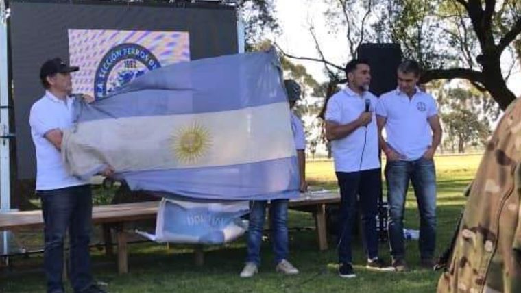 Hablando el VGM José Cruz, a su lado el VGM Jorge Rinaldi, integrantes de la SecciónPerros de Guerra. Foto: Marta Ransanz