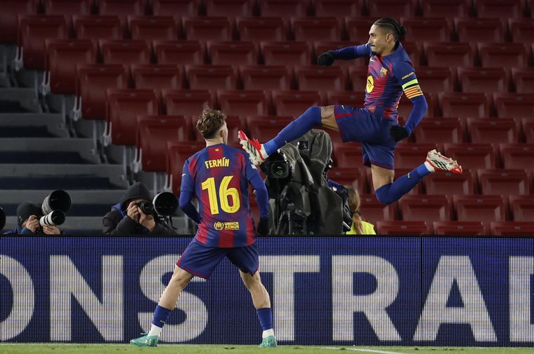El delantero brasileño del FC Barcelona, Raphinha, celebra el tercer gol de Barcelona frente a Copenhague.&nbsp;