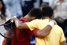 El abrazo entre Nole y Cerúndulo tras la batalla en el polvo de ladrillo de Roland Garros Foto: EFE