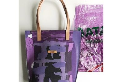MDZol | Transmutar significa transformar, producir un cambio.Y eso mismo es lo que hago con las bolsas plásticas de descarte, para transformarlas en un nuevo objeto, con un diseño único, dice Soledad Muñoz. Foto: Instagram @hola.lole