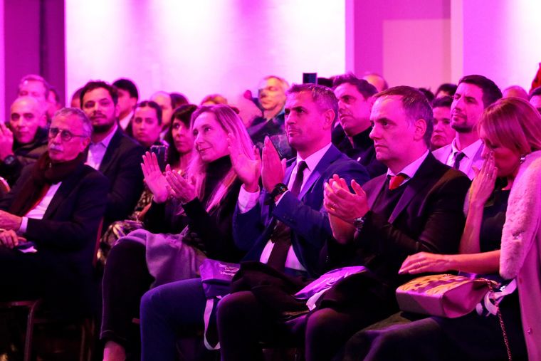 Mario Russo, Karina Milei, Martín Menem y Manuel Adorni fueron algunos de los funcionarios presentes en la cena encabezada por Javier Milei en el Yacht Club de Puerto Madero. Mario Russo, Karina Milei, Martín Menem y Manuel Adorni fueron algunos de los funcionarios presentes en la cena encabezada por Javier Milei en el Yacht Club de Puerto Madero.