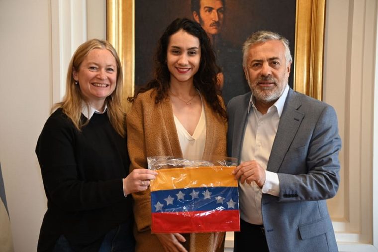 Alfredo Cornejo y Hebe Casado junto a Adriana Flores Márquez, jefa del Comando #ConVZLA en Argentina. Foto: X @alfredocornejo