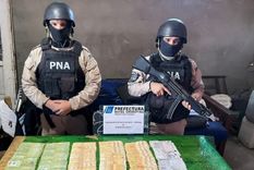 Como resultado del operativo se secuestraron drogas, armas y dinero en efectivo, además siete personas fueron detenidas. Foto: Prefectura Naval Argentina