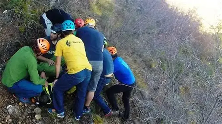 El conocimiento de primeros auxilios son vitales. El conocimiento de primeros auxilios son vitales.