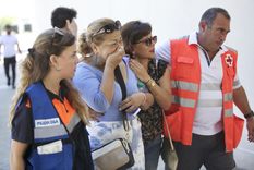 El número total de fallecidos asciende por el momento a 13, cifra que las autoridades siguen sin descartar que vaya a más. Familiares de los fallecidos en el incendio. Foto: EFE/ Marcial Guillén