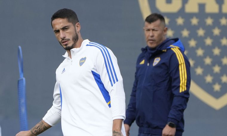Jorge Almirón mira entrenar a Nicolás Figal. Foto: @BocaJrsOficial
