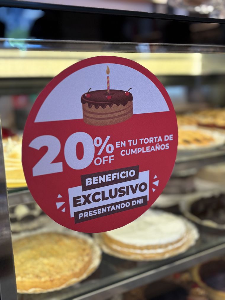 Los cumpleañeros tienen un 20% de descuento en tortas de cumpleaños llevando el DNI al local. Los cumpleañeros tienen un 20% de descuento en tortas de cumpleaños llevando el DNI al local.