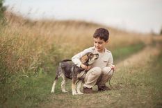 Las mascotas aportan valiosas lecciones de vida y amor incondicional a los niños, pero no todas las edades son adecuadas para tener uno Foto: Freepik