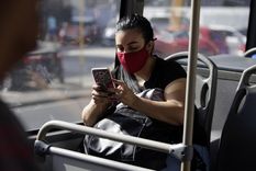 El DNU de Fernández establece que no podrán aumentar hasta fin de año las tarifas de telefonía celular. Foto: EFE