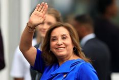 la polemica en peru porque dina boluarte se duplico el sueldo pese a tocar su piso de aprobacion la polemica en peru porque dina boluarte se duplico el sueldo pese a tocar su piso de aprobacion