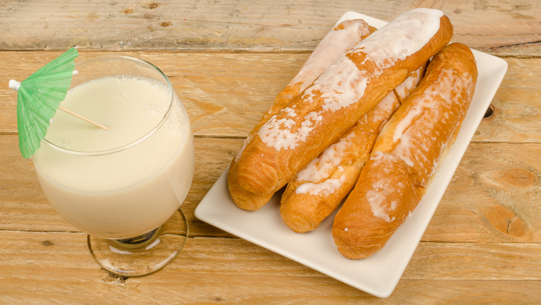 En muchas panaderías valencianas, la receta tradicional se mantiene casi igual desde su creación, con masa dulce muy esponjosa y glaseado de azúcar. En muchas panaderías valencianas, la receta tradicional se mantiene casi igual desde su creación, con masa dulce muy esponjosa y glaseado de azúcar.