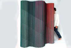 Plissade se compone de una capa interior de fieltro reciclado con prendas de poliéster posconsumo y su capa exterior es un tejido elaborado con hilos de poliéster reciclados. Fuente: Deezen.com