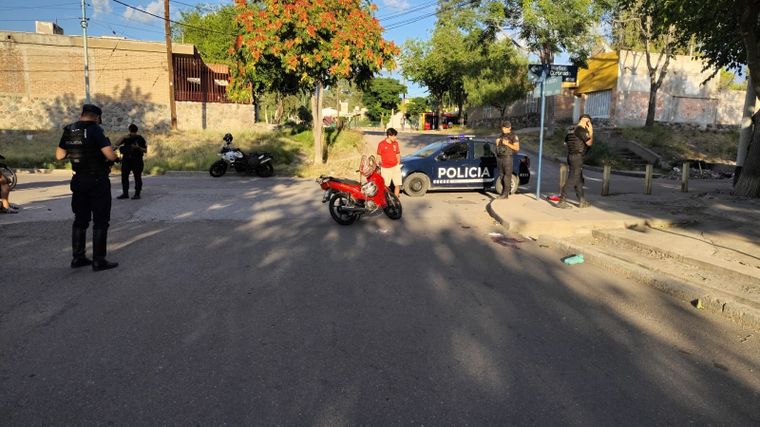 El motociclista perdió el control al chocar contra un cordón y sufrió lesiones graves.