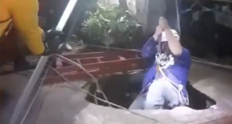 La víctima en pleno rescate Foto: NA