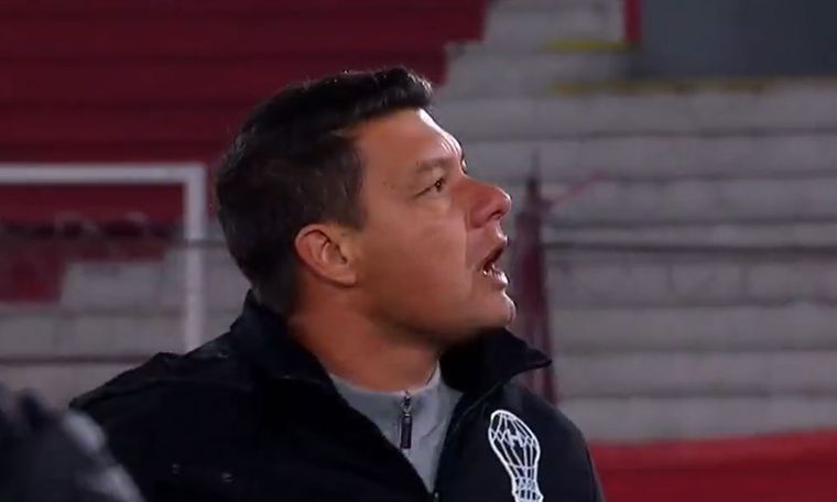 Sebastián Battaglia se enojó con los plateístas. Foto: Captura