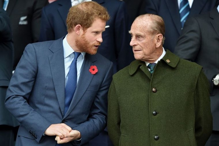 El príncipe Harry con su abuelo Foto: People en español