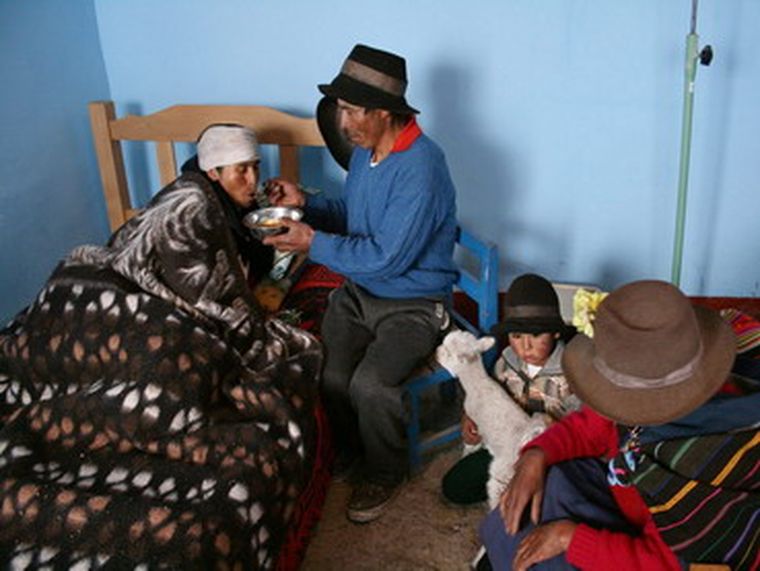 Familiares prestan ayuda a una mujer en un centro de salud. Foto: EFE