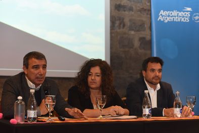 MDZol | Los funcionarios durante la presentación de lo nuevos vuelos. Foto: Maximiliano Ríos/MDZ