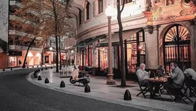 Un calle con estilo francés. Un calle con estilo francés.