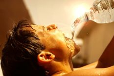 Beber agua es fundamental ante una ola de calor Foto: Shutterstock Beber agua es fundamental ante una ola de calor Foto: Shutterstock