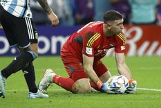Un gigante del fútbol europeo avanzó en las negociaciones para contratar al Dibu Martínez.