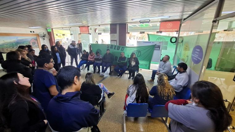 Los trabajadores nucleados en ATE, durante una asamblea este lunes.&nbsp;