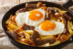 Origen y curiosidades de la chorrillana, el clásico chileno Foto: Shutterstock