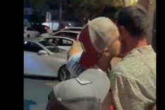 Un seguidor alcanzó a darle un beso a Messi Foto: Captura de pantalla