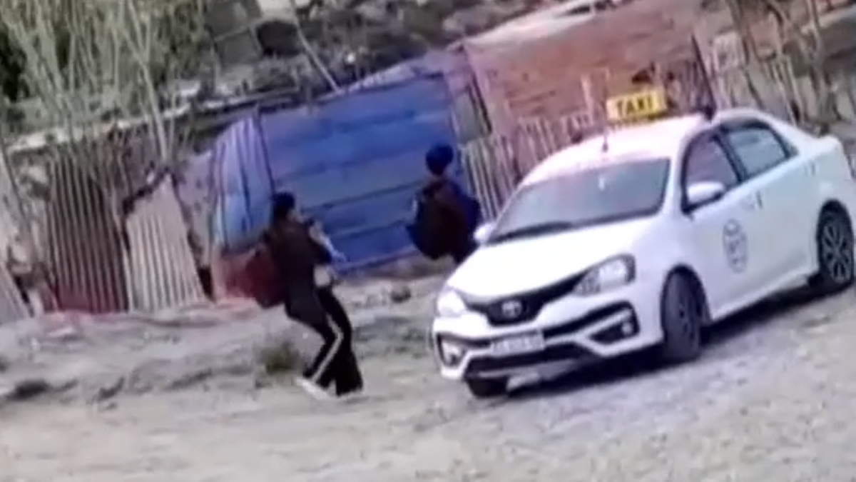 Video: captaron a la mamá de Ángel dejando su casa y subiéndose a un taxi mientras realizaban el velorio