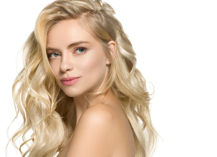 El pelo rubio necesita de cierto cuidado luego de realizarse un teñido. Foto: Shutterstock.