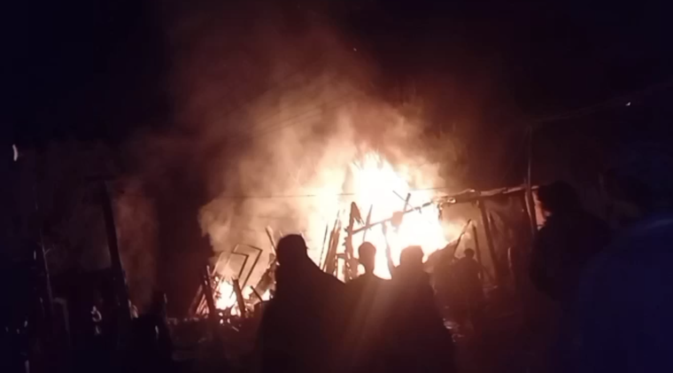 El incendio se habría originado por la explosión de un artefacto.