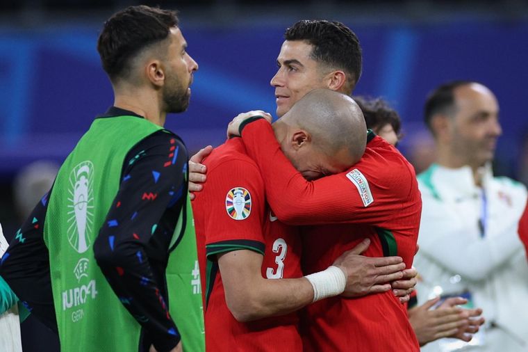 Cristiano Ronaldo consolando a Pepe. Foto: EFE