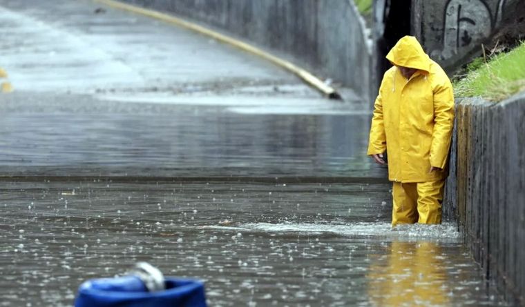 Se espera que haya lluvia y viento con mucha fuerza. Foto: Efe.