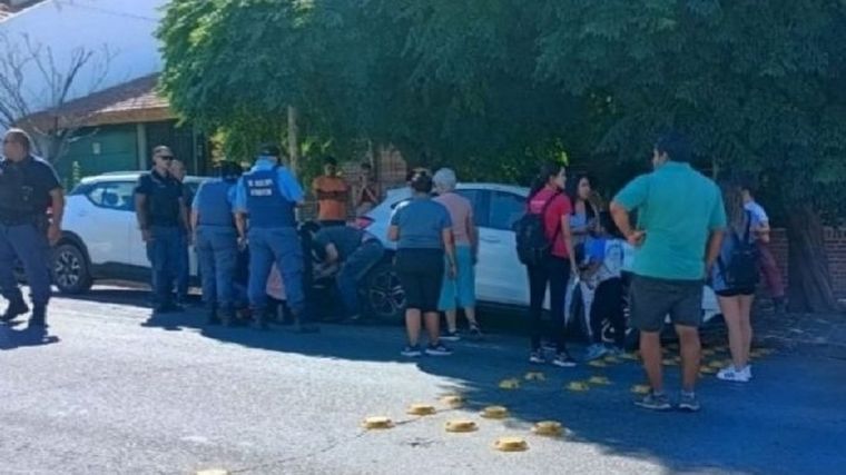 Agentes de Policía asistieron al niño. Foto: X @alepolizzo