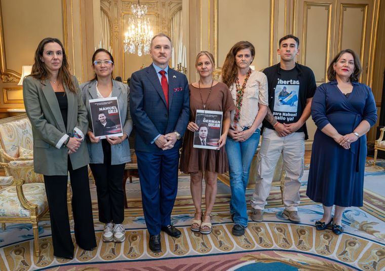 El embajador Peter Lamelas se reunió con los familiares de Nahuel Gallo y Germán Giuliani, quienes siguen detenidos en Venezuela.&nbsp;